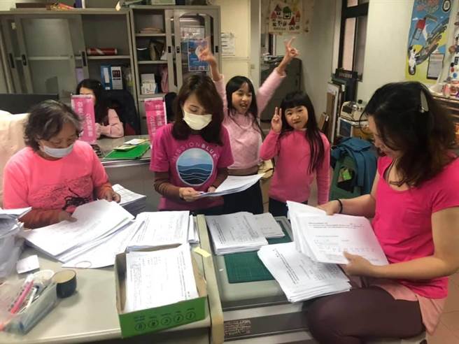 藻礁公投连署书数量不断创高，环团原定8日与农委会主委陈吉仲见面会谈宣告破局。(吕筱蝉摄)