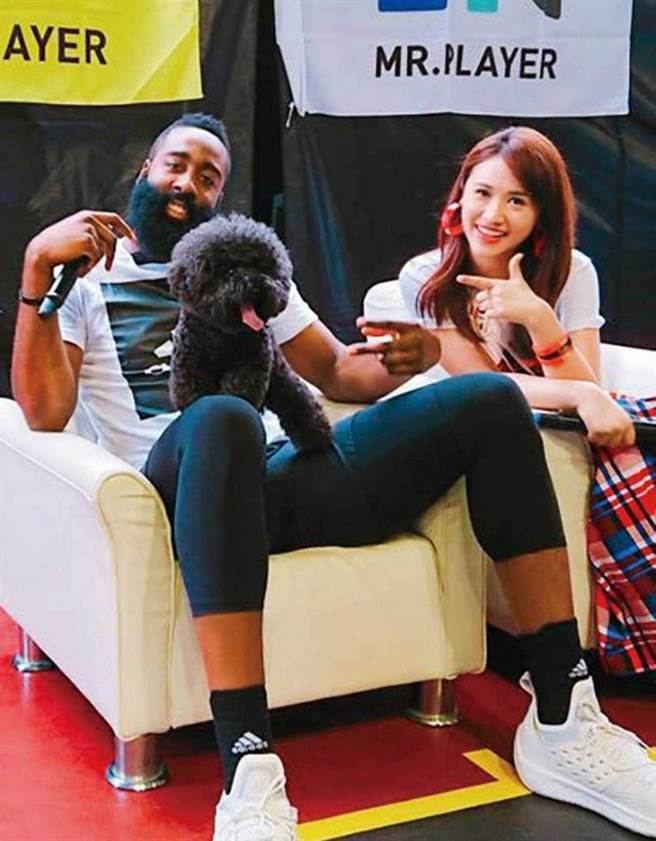 吴姗儒访问哈登时，发现对方一抱起BINGO，立刻展现温柔的一面。（图／翻摄自吴姗儒脸书）