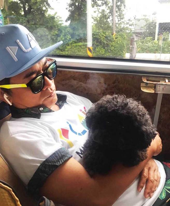 工作忙碌的吴宗宪，最喜欢带BINGO一起出外景。（图／翻摄自吴宗宪脸书）