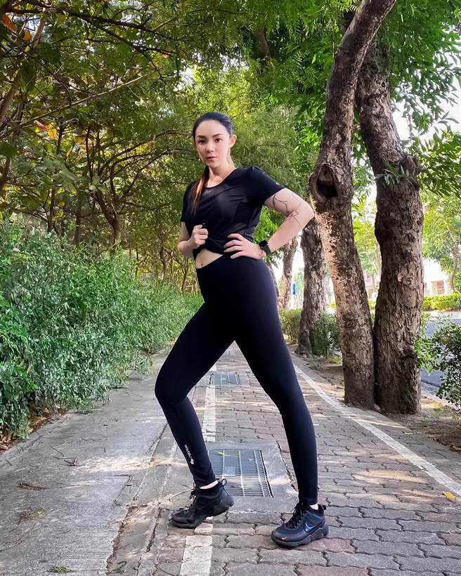 即便产后4个月，欧阳靖仍有些肚子。（图／FB@欧阳靖）