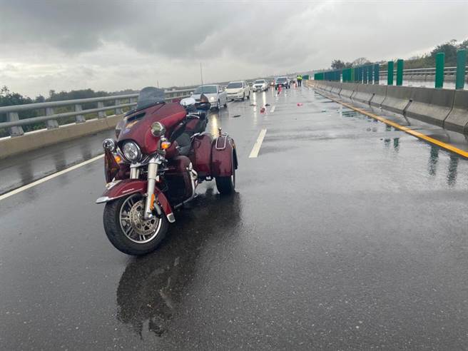 哈雷重机自撞维修费上看40万元。(警方提供／吕筱蝉桃园传真)