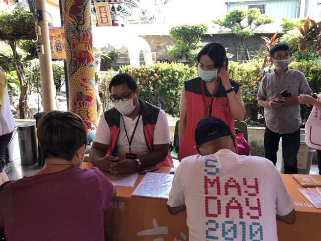 人安基金会寒士庆中秋关怀活动就业谘询服务。（台中市政府提供）