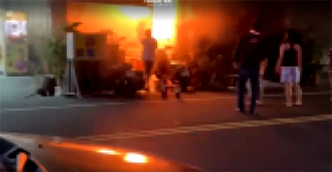 屏東長治今天凌晨驚傳火警，位於長興路一間理髮店，不名原因起火。（屏東小鎮資訊提供／潘建志屏東傳真）