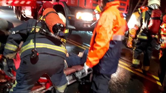 屏東長治今天凌晨驚傳火警， 2男1女嗆傷送醫救治，目前生命跡象穩定。（屏東消防局提供／潘建志屏東傳真）