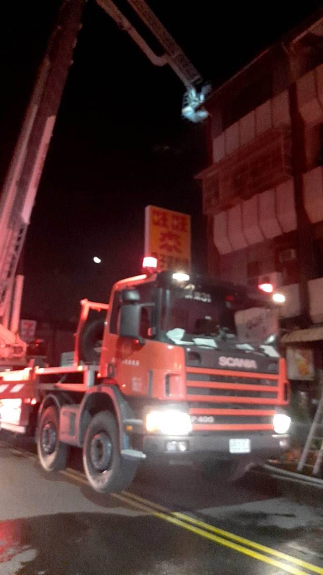 屏東長治今天凌晨驚傳火警， 2男1女嗆傷送醫救治，目前生命跡象穩定。（屏東消防局提供／潘建志屏東傳真）