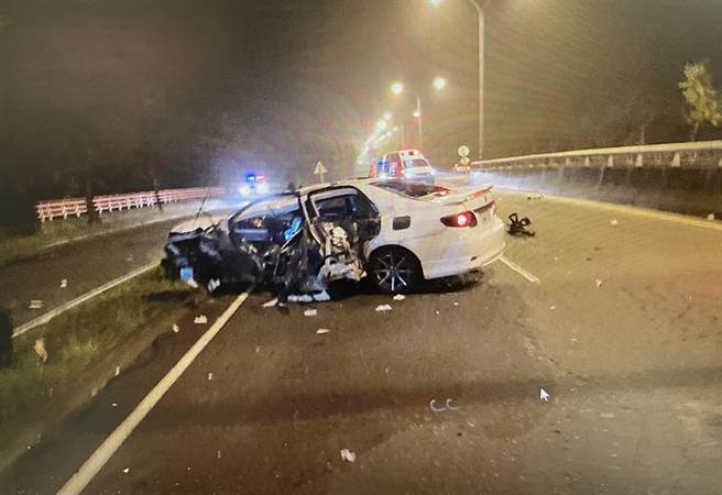 郭男开车行驶至向上路五段511-1号前，因起雾视线不佳，失控自撞中央分隔岛肇事。（民眾提供）