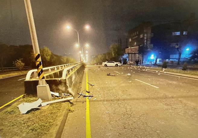 郭男开车行驶至向上路五段511-1号前，因起雾视线不佳，失控自撞中央分隔岛肇事。（民眾提供）