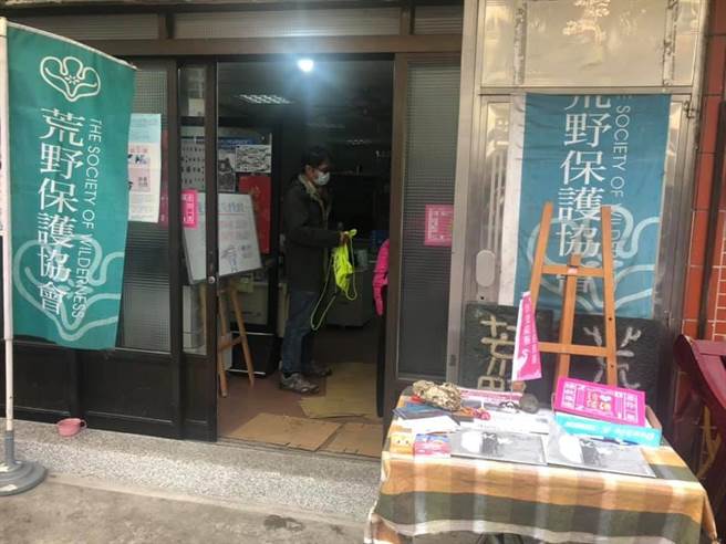 珍爱藻礁公投总部7日不到9点就有志工出现，并表示对于与政府会谈破局不感到气馁。(吕筱蝉摄)