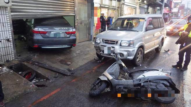 桃园市八德区6日下午4时许，广福、广隆街，林姓汽车驾驶疑似煞车失灵，撞上2部机车，其中1名骑士还遭撞飞。（翻摄照片／赖佑维桃园传真）