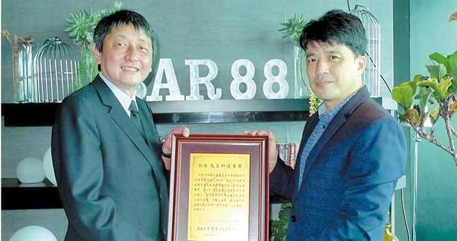 图说：台北市旅馆商业同业公会现任理事长韦建华(右)强调，自己是合法当选。（图／报系资料照）