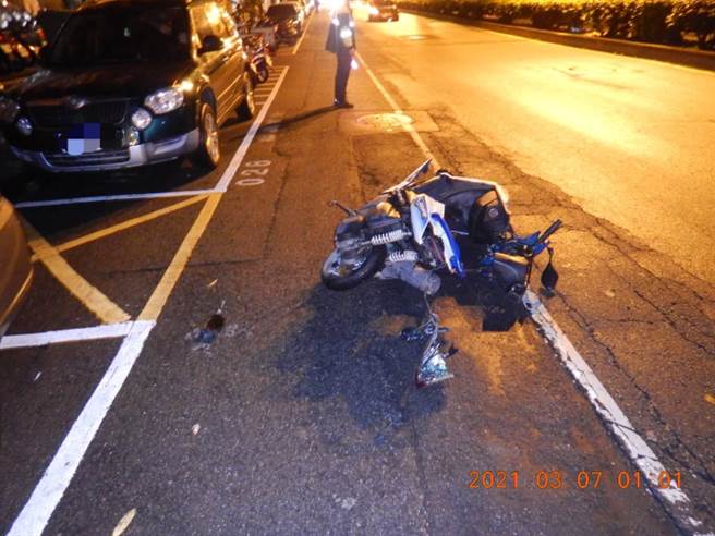 台中市北区7日发生一起车祸，一辆宾士自机车后高速撞击，导致女骑士命危。(民眾提供／冯惠宜台中传真)