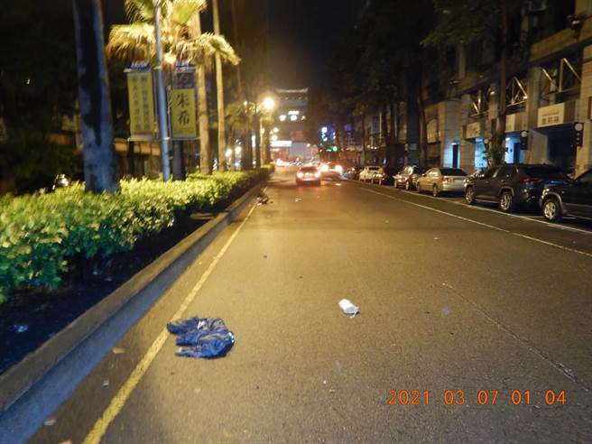 车祸后女骑士物品散落一地。(民眾提供／冯惠宜台中传真)