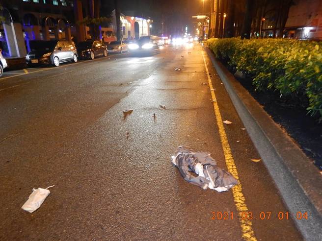 车祸后女骑士物品散落一地。(民眾提供／冯惠宜台中传真)