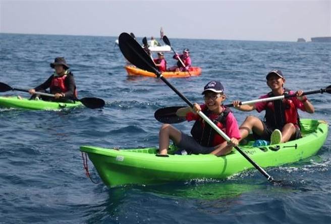 屏东县琉球国小发展独木舟环琉球创意课程。（琉球国小提供／林志成台北传真）