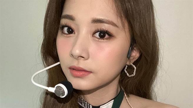 子瑜在昨日的线上演唱会上大秀火辣好身材。（图／IG@twicetagram）