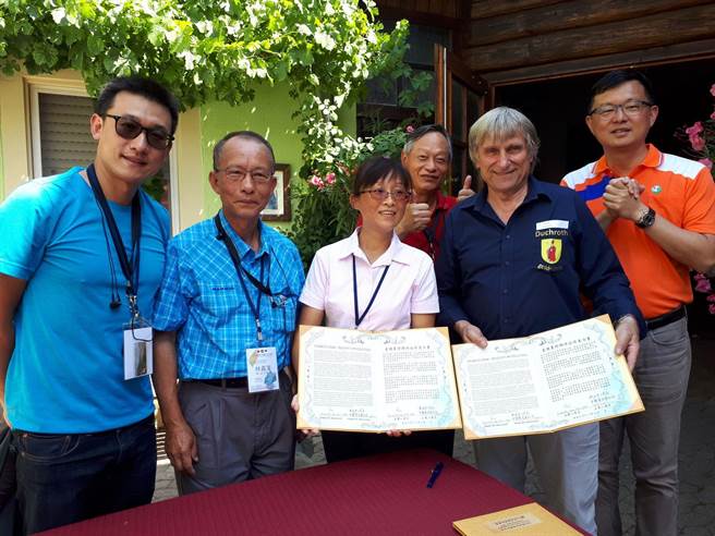 共荣暨安康社区荣获第一届金牌农村，吴思纬理事长(左三)与德国金牌农村缔结为姊妹村(农业局提供／戴上容新北传真)