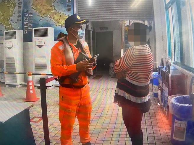 1名50歲遭通緝的顏姓女子7日欲由台東富岡漁港搭船前往綠島，因應防疫期間必須逐一核對旅客身分，海巡人員經確認當場將其逮捕歸案。（海巡署第一三岸巡隊提供／蔡旻妤台東傳真）