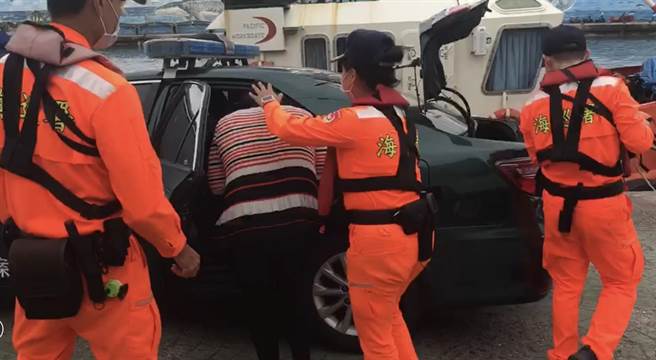 1名50歲遭通緝的顏姓女子7日欲由台東富岡漁港搭船前往綠島，因應防疫期間必須逐一核對旅客身分，海巡人員經確認當場將其逮捕歸案。（海巡署第一三岸巡隊提供／蔡旻妤台東傳真）