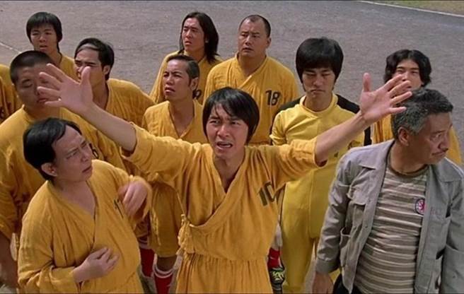 《少林足球》六师弟林子聪（左2）忍痛透露达叔(右1）生前最后一则讯息。（图／翻摄东网）