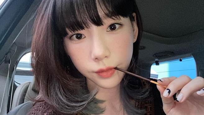 太妍在IG上曬出造型側拍，秀出火辣美腿。（圖／IG@ taeyeon_ss）