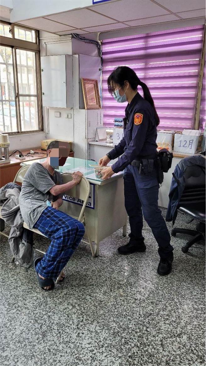 台南失踪男徒步走3天、50公里外小港警助返家团圆。（柯宗纬翻摄）