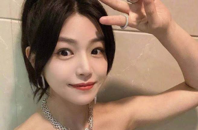 陳妍希雖然已升格當媽咪，但她的體重、身形依舊很纖細。（圖／取材自陳妍希微博）