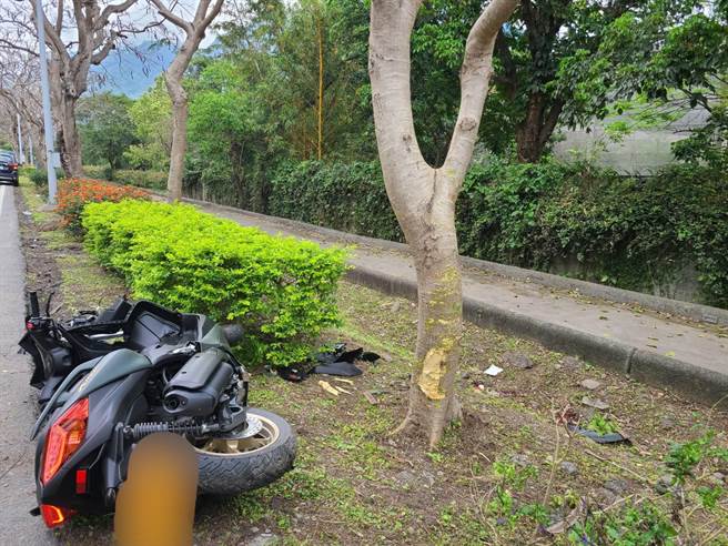 59歲闕姓男子6日獨自騎乘黃牌重機，行經臺8線靠近亞洲水泥附近時，疑因車速過快，不慎撞上路樹，送醫急救途中失去呼吸心跳，經搶救中一度恢復生命跡象，不過最後仍因傷重不治。（民眾提供／羅亦晽花蓮傳真）