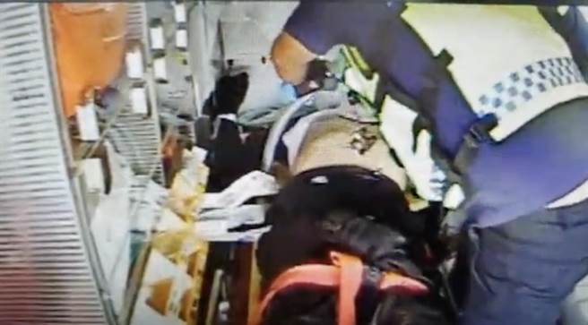 闕姓男子撞上路樹倒在水溝時，仍有生命跡象，不過在送醫途中，突然失去呼吸心跳，經救護人員給予適當處置後，曾一度恢復生命跡象，不過最後仍因傷重不治。（消防局提供／羅亦晽花蓮傳真）