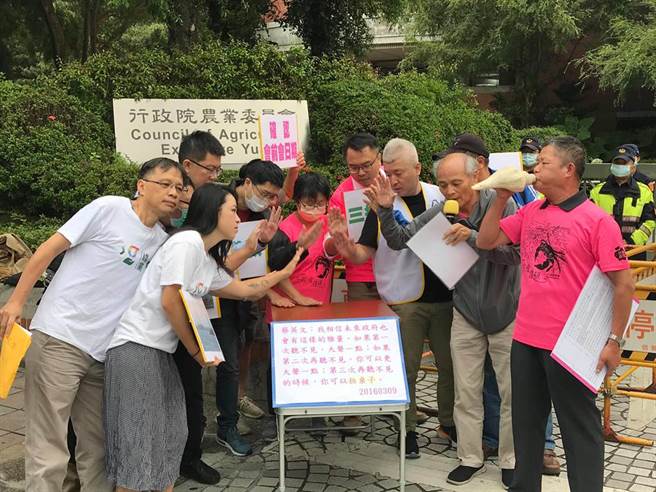 抢救大潭藻礁联盟及多个团体去年10月于农委会前「拍桌」抗议。（资料照/何宗勋提供）
