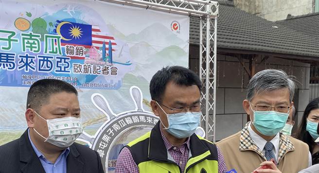 農委會主委陳吉仲（中）和台農發董事長洪忠修（右）。（黃立杰攝）