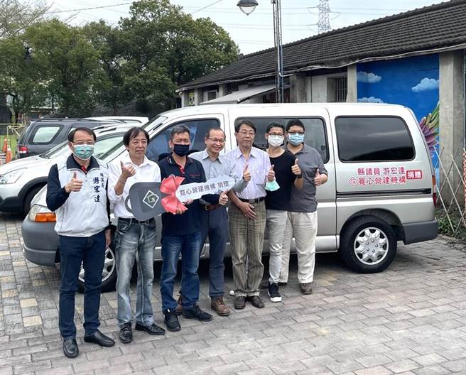 游宏达议员和宽心建设公司，爱心捐输下获赠公务车。（宽心建设提供／黄立杰南投传真）