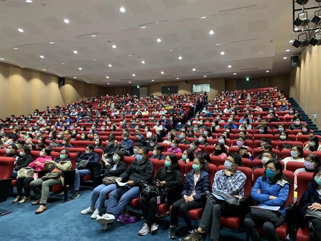 北市私立延平高级中学本周末举办4场招生说明会，吸引1500位以上家长参与。（延平中学校长张汉镛提供／游念育台北传真）