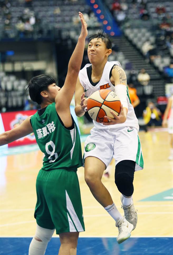 阳明高中张聿岚（右）在JHBL国中联赛拿过MVP，带着天赋挑战HBL，表现获得肯定。（陈怡诚摄）