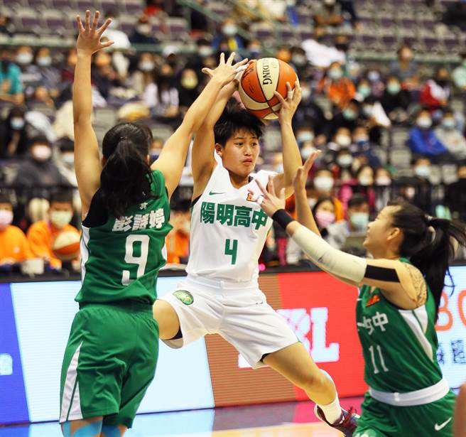 阳明高一后卫江子柔（中）HBL首个赛季表现出色。（陈怡诚摄）