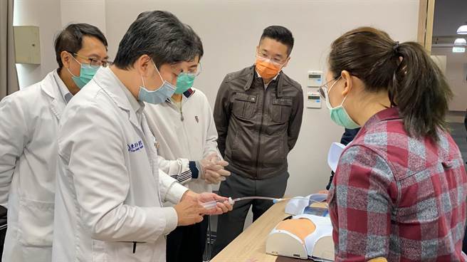 东元综合医院急诊科建置「主动脉復甦性血管内球囊闭合术（REBOA）」，急诊科主任简振宇（左）使用急救训练人体模型示范。（东元医院提供／罗浚滨新竹传真）