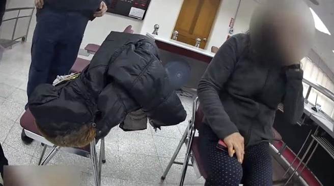 三民所员警及时到场，避免罗妇匯款被骗。（竹北分局提供／罗浚滨新竹传真）