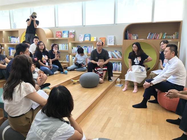 新竹市长林智坚（右）与家长及专业早疗教育人士座谈，了解早疗需求，以全力打造桃竹苗首座专门为迟缓儿、身障儿设计的早疗中心。（陈育贤摄）
