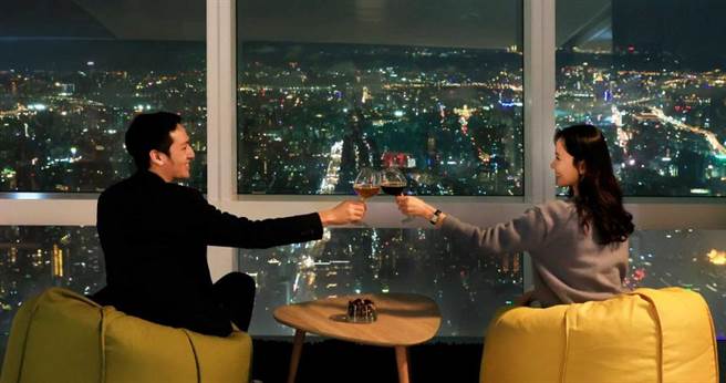 「夜之101一窗一景．独享静谧」活动，情人共赏百万夜景。(图／台北101提供)