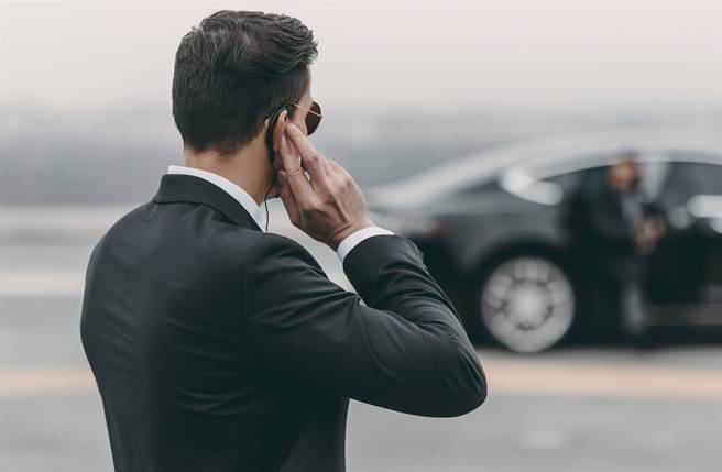 军官出身的50多岁保镳，与7旬女主人产生感情，却因对方身上的斑点，而在房事上卡关。(达志影像/shutterstock提供)