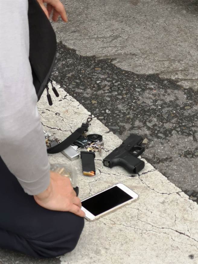 警方从犯嫌身上起出改造手枪及子弹。(陈君玮摄)