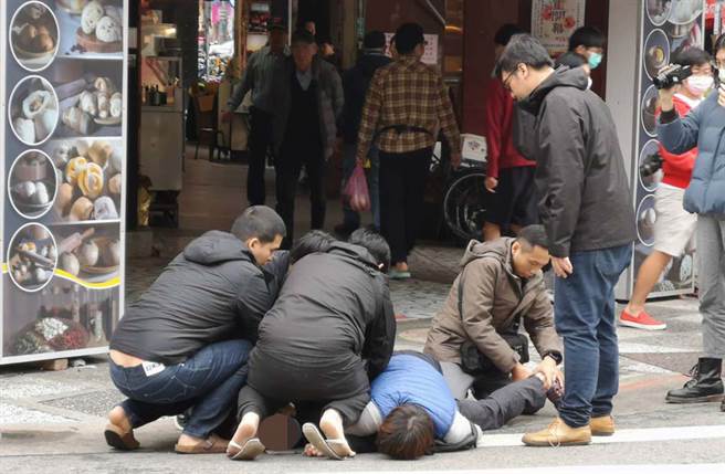 板桥分局7日中午追捕一名嫌犯追到万华西寧南与开封街，但在途中犯嫌竟朝警方开枪，最终遭到警方奋不顾身压制，否则伤亡不堪设想。(陈君玮摄)