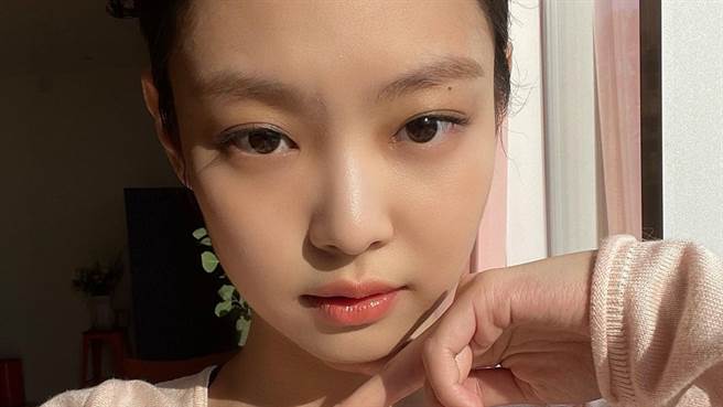 BLACKPINK Jennie近日在個人IG上曬出工作側拍，秀出好身材。（圖／IG@jennierubyjane）