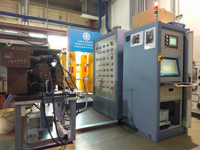 国内厂商制作主风泵测试臺。（台铁局提供）