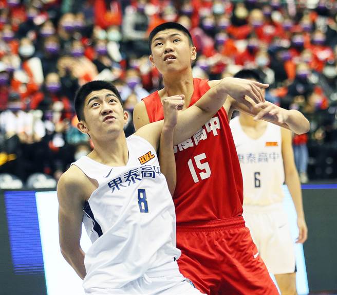 光復高中高一中锋郑名斈（中）今天季军战表现出色，会是球队未来两季HBL值得期待的好手。（陈怡诚摄）