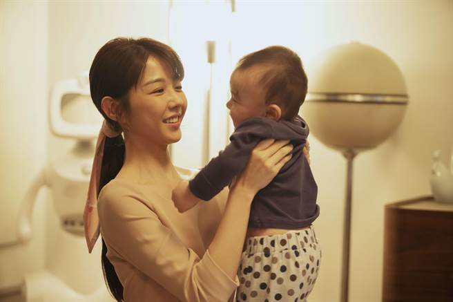 邵雨薇在《完美預測》享受初為人母的喜悅，卻也面臨教育孩子的困境。（瀚草影視提供）