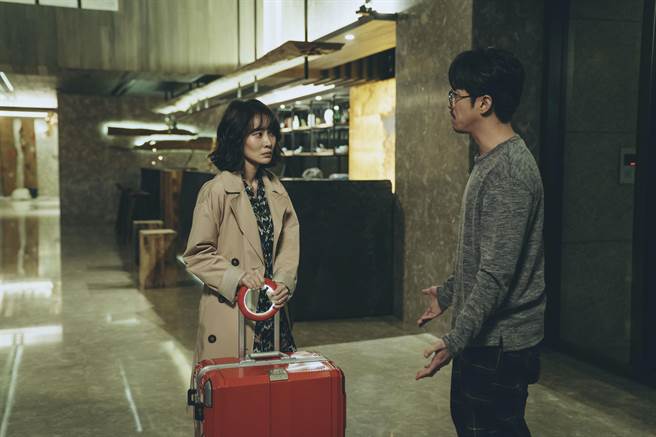 李亦捷（左）在《幸福話術》中想盡辦法和老公陳漢典溝通。（瀚草影視提供）