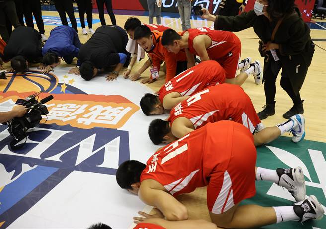 光復高中拿下109学年HBL季军后，全队围在中圈亲吻地板。（高中体总提供）