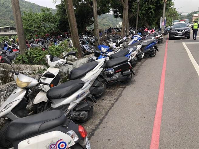 許多民眾不願過馬路，將機車停放在二二八公園前方紅線路段。（基隆市警局提供／陳彩玲基隆傳真）