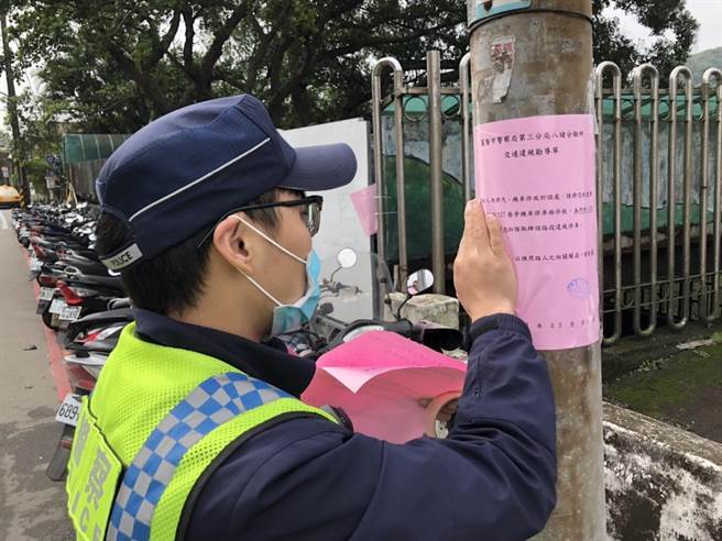基隆市警局張貼公告，15日起將加強取締，違規者一律開罰。（基隆市警局提供／陳彩玲基隆傳真）