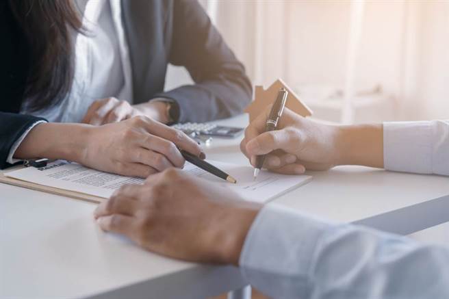 原PO想将储蓄险解约，资金投入存股，被网友劝阻。（示意图／Shutterstock）